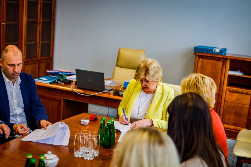 Podpisanie umowy, na mocy której Uczelnia oraz klub piłkarski będą współpracować w celu zapewnienia rozwoju zawodników Akademii Korony Kielce
