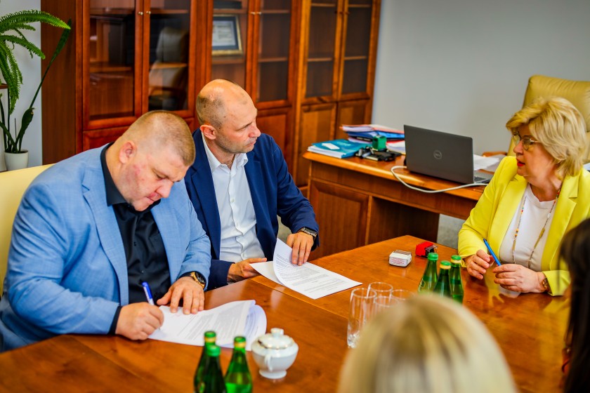 Podpisanie umowy, na mocy której Uczelnia oraz klub piłkarski będą współpracować w celu zapewnienia rozwoju zawodników Akademii Korony Kielce