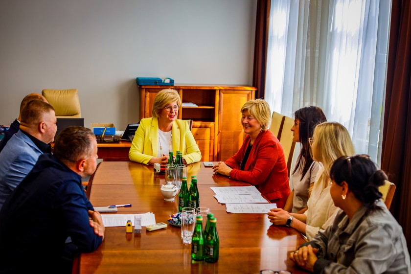 Podpisanie umowy, na mocy której Uczelnia oraz klub piłkarski będą współpracować w celu zapewnienia rozwoju zawodników Akademii Korony Kielce