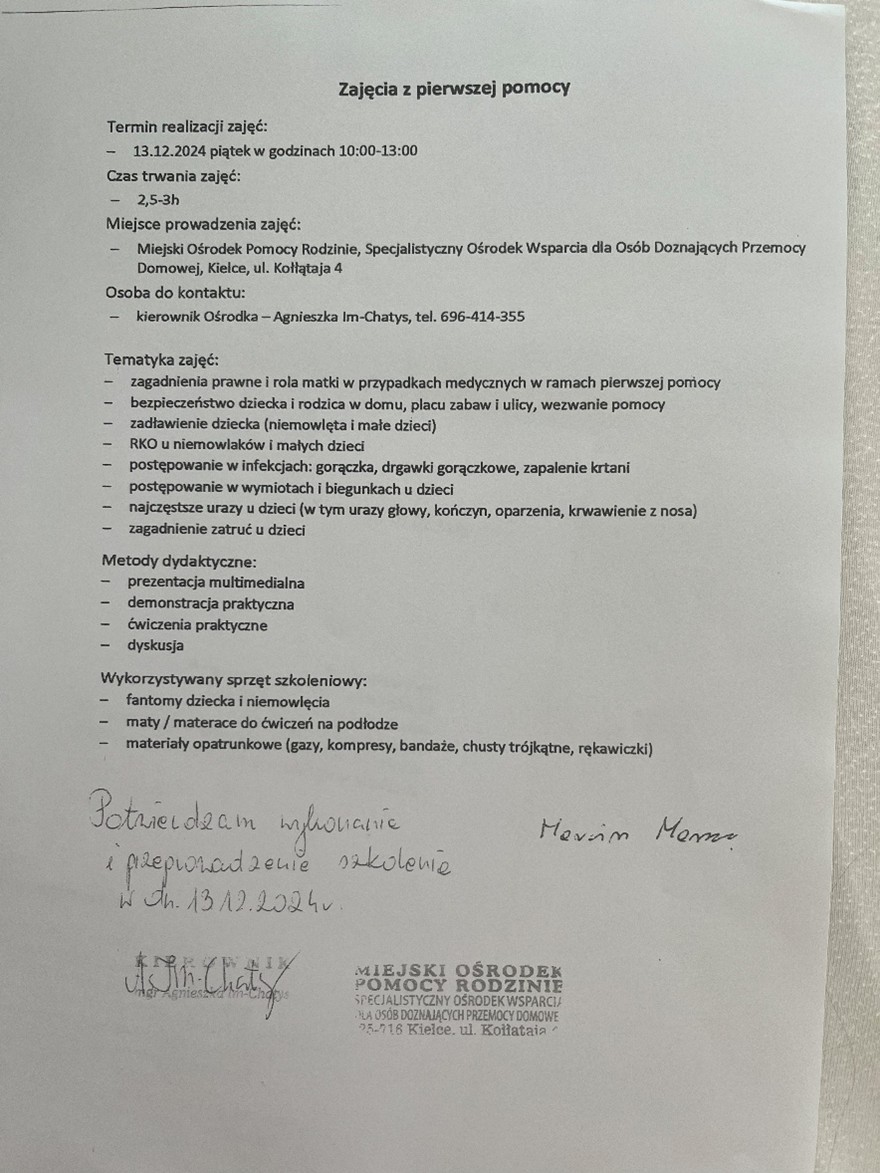 Obraz przedstawia dokument w języku polskim zatytułowany „Zajęcia z pierwszej pomocy”. Zawiera on harmonogram i zakres szkolenia z pierwszej pomocy, w tym datę, godzinę, miejsce, czas trwania, osobę kontaktową, omawiane tematy oraz metody nauczania. Na dole znajdują się odręczne notatki i podpisy, a część tekstu jest częściowo zasłonięta pieczątką Miejskiego Ośrodka Pomocy Rodzinie.