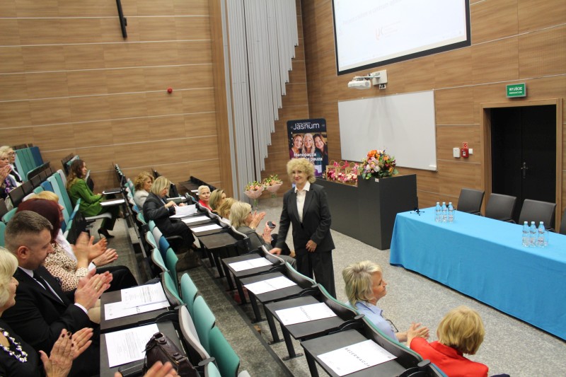 Rektor UJK prof. Beata Wojciechowska podczas konferencji Jubileusz 100-lecia Polskiego Pielęgniarstwa