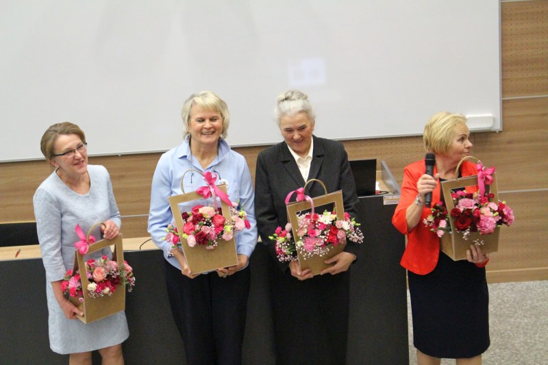 Wręczenie kwiatów zasłużonym gościom