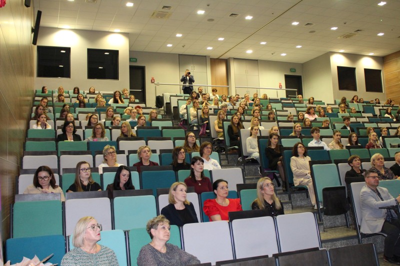 Widok na publikę podczas Konferencji z okazji Jubileuszu 100-lecia Polskiego Pielęgniarstwa