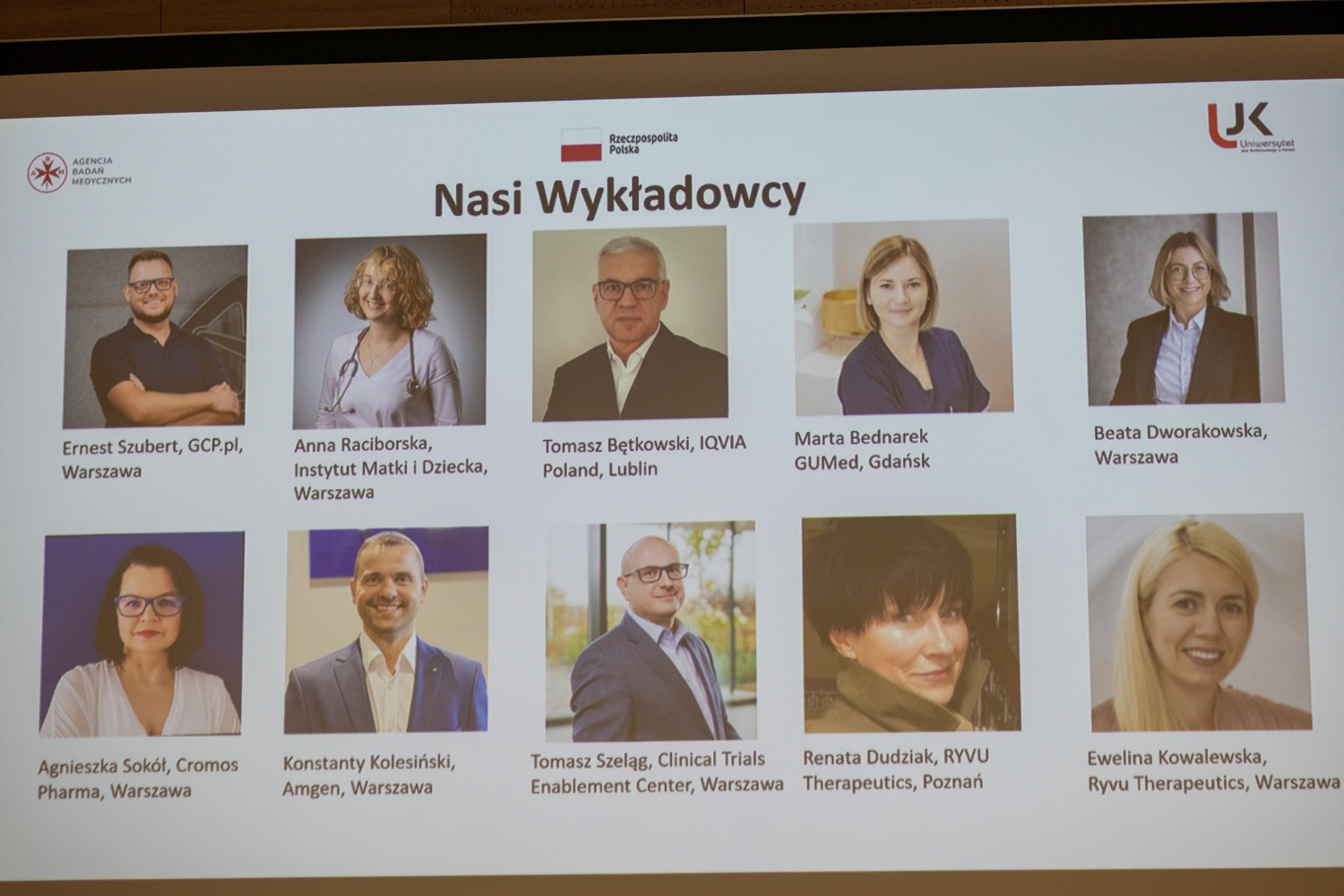 Slajd prezentacji z tytułem „Nasi Wykładowcy”, przedstawiający siatkę zdjęć wykładowców wraz z podpisami. Na górze widoczne są logotypy instytucji, a całość ma formę slajdu informacyjnego z prezentacji.