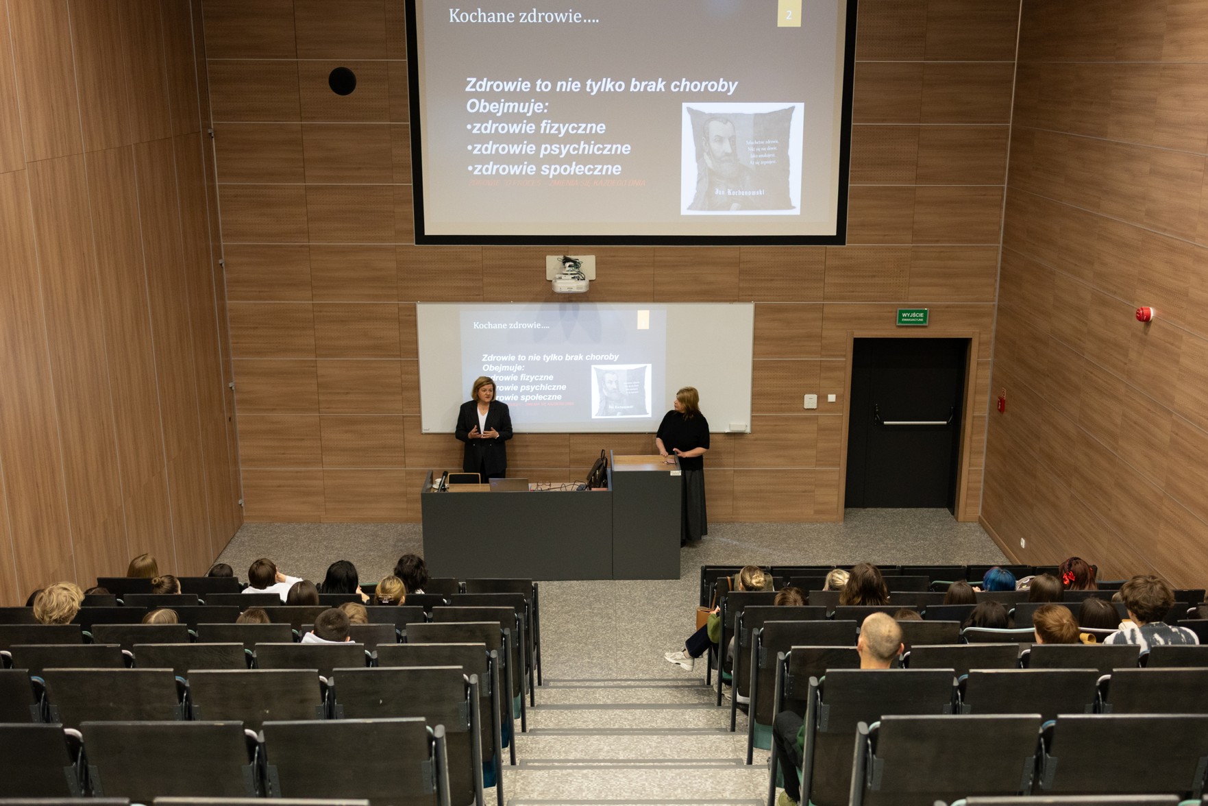 Aula wykładowa wypełniona ludźmi