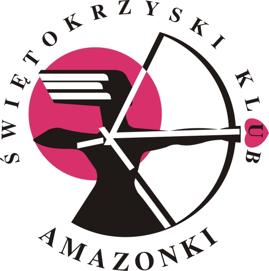 Logo „Świętokrzyski Klub Amazonek” przedstawiające stylizowaną sylwetkę z łukiem i napiętą strzałą wpisaną w okrąg. W centralnej części znajduje się różowe koło, a na jego tle czarna sylwetka z białymi elementami łuku i strzały. Wokół grafiki, po obwodzie, widnieje napis: „Świętokrzyski Klub Amazonek”. Po prawej stronie znajduje się małe różowe serce. Kolorystyka logo obejmuje czerń, biel i odcienie różu.