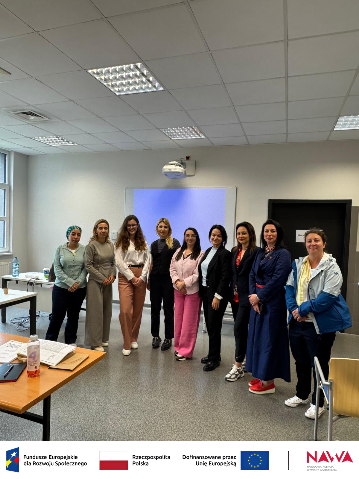 Zespół pracowników dydaktycznych i naukowych uczestniczących w działalności edukacyjnej oraz organizacyjnej jednostki. Wspólna fotografia podkreśla zaangażowanie kadry w rozwój kształcenia, współpracę akademicką oraz realizację inicjatyw wspierających studentów i środowisko naukowe.