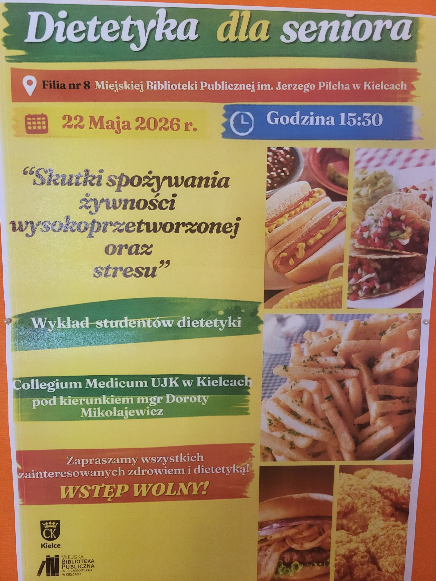 Kolorowy plakat promujący wydarzenie edukacyjne „Dietetyka dla seniora”. Zawiera informacje o miejscu, terminie i godzinie spotkania oraz temat wykładu dotyczącego skutków spożywania żywności wysokoprzetworzonej i wpływu stresu na zdrowie. Wydarzenie prowadzone jest przez studentów dietetyki Collegium Medicum UJK w Kielcach, a udział w nim jest bezpłatny. Grafika została wzbogacona ilustracjami produktów spożywczych związanych z omawianą tematyką.