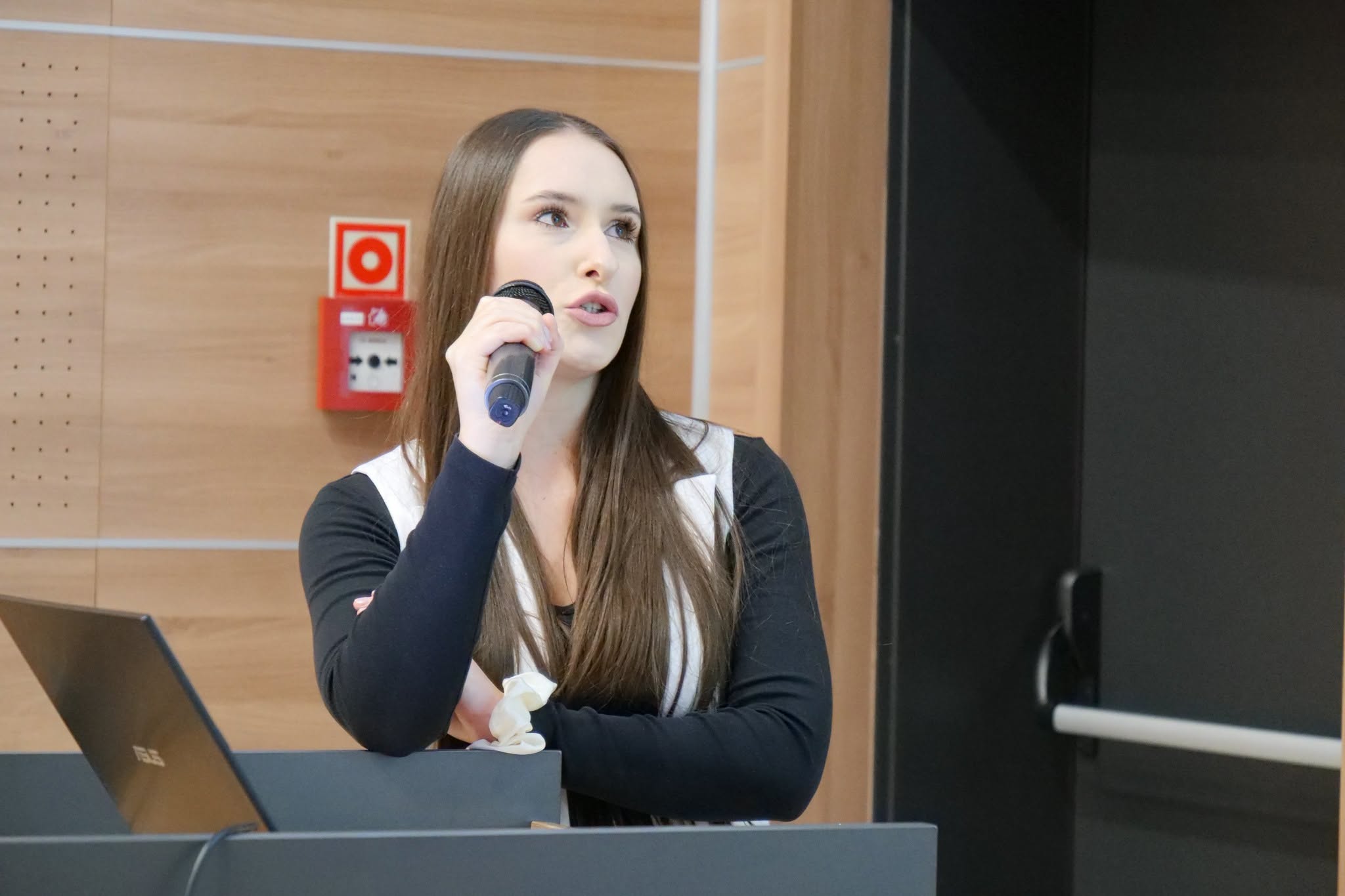 Uczestniczka wydarzenia prowadzi prezentację lub wystąpienie podczas spotkania o charakterze edukacyjnym. Prelekcja stanowi element szkolenia, konferencji lub zajęć dydaktycznych związanych z tematyką zdrowia i edukacji. Wydarzenie sprzyja przekazywaniu wiedzy oraz wymianie doświadczeń między uczestnikami.