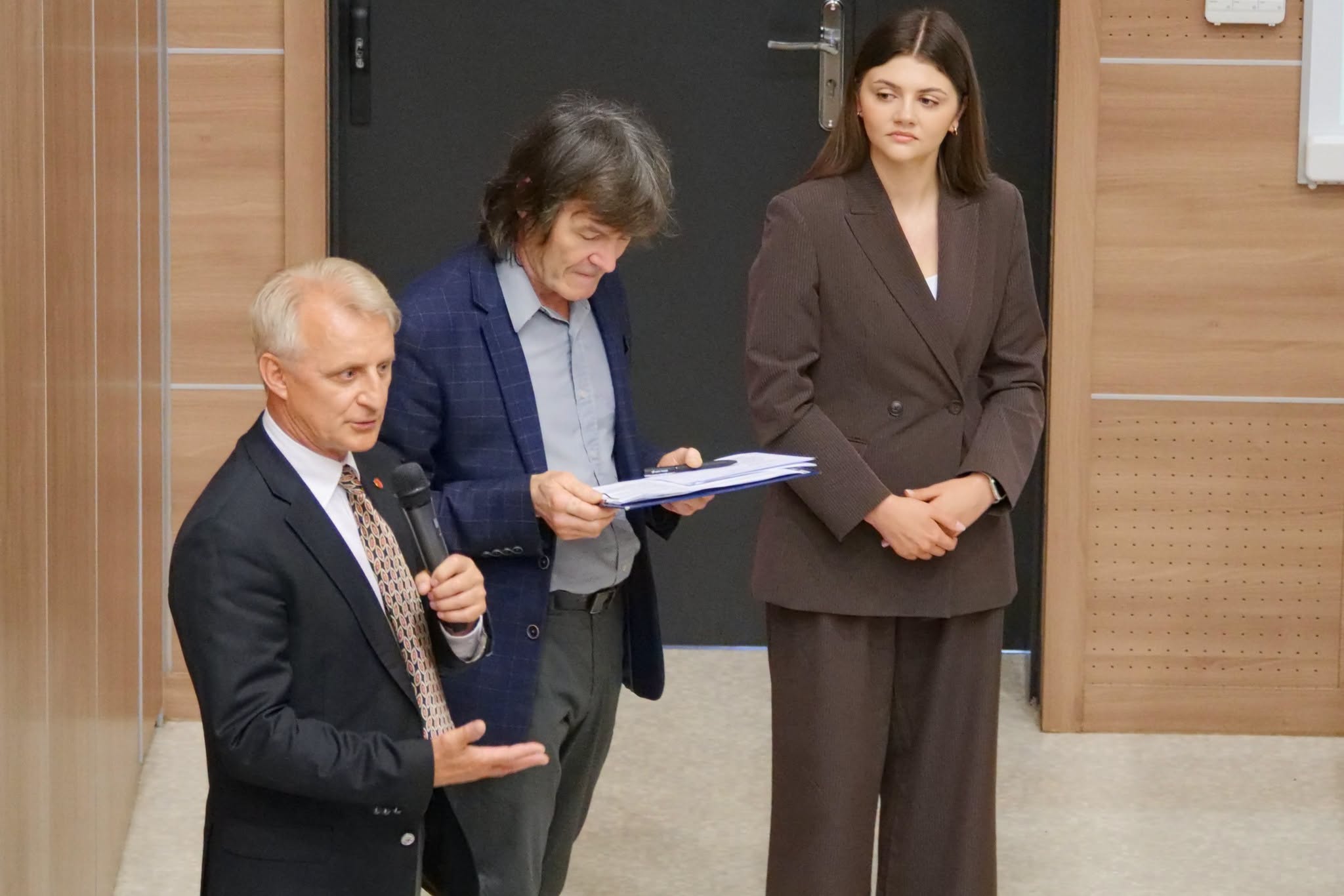 Przedstawiciele organizatorów i uczestników biorą udział w oficjalnej części wydarzenia o charakterze edukacyjnym lub naukowym. Podczas spotkania prezentowane są informacje związane z realizowanymi działaniami, projektami lub inicjatywami. Wydarzenie sprzyja wymianie wiedzy oraz doświadczeń między uczestnikami.