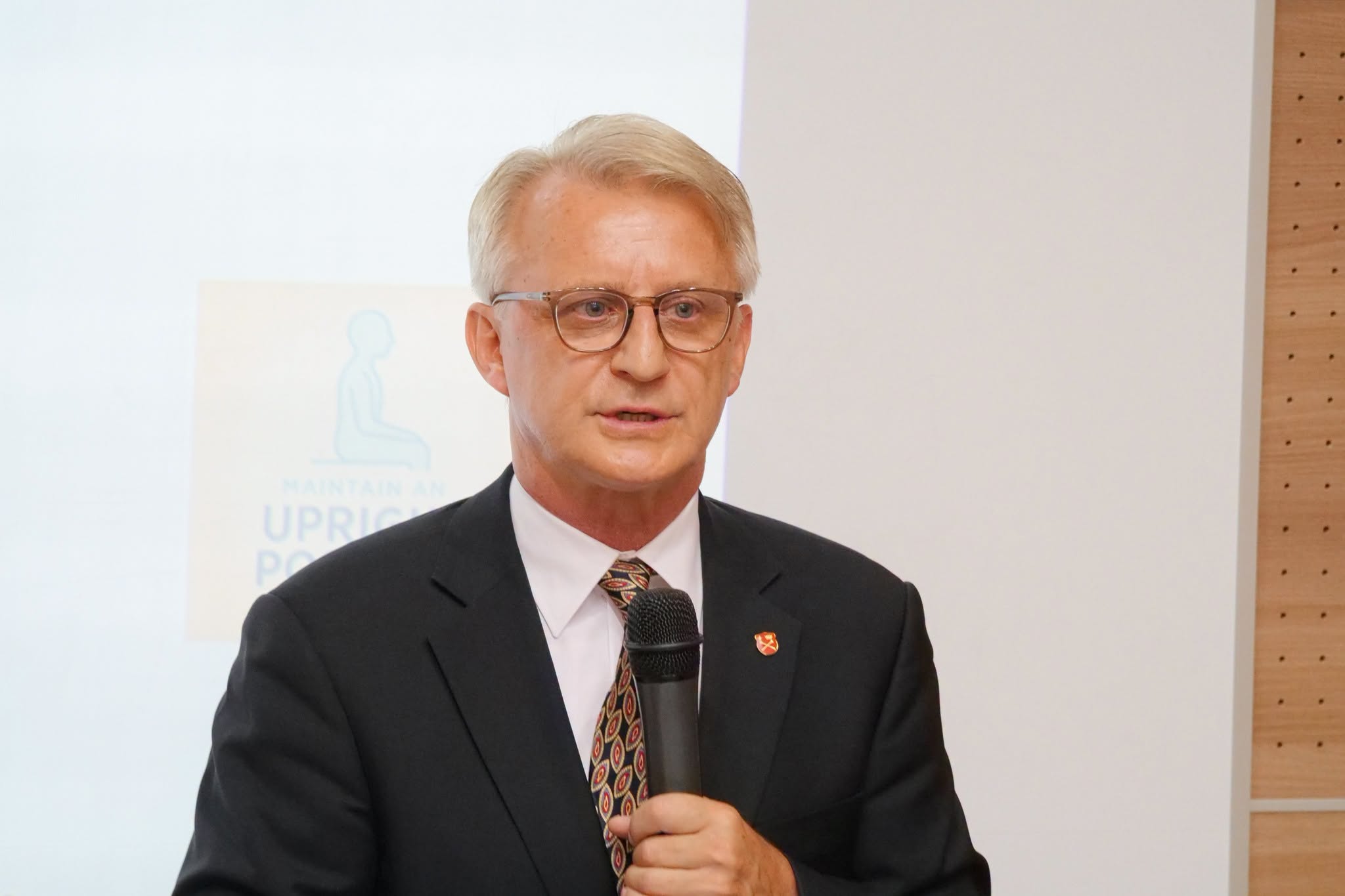 Prelegent prowadzi wystąpienie podczas wydarzenia o charakterze edukacyjnym lub naukowym. Prezentacja stanowi element konferencji, szkolenia lub spotkania poświęconego wymianie wiedzy i doświadczeń. Wydarzenie sprzyja zdobywaniu nowych kompetencji oraz dyskusji na temat omawianych zagadnień.