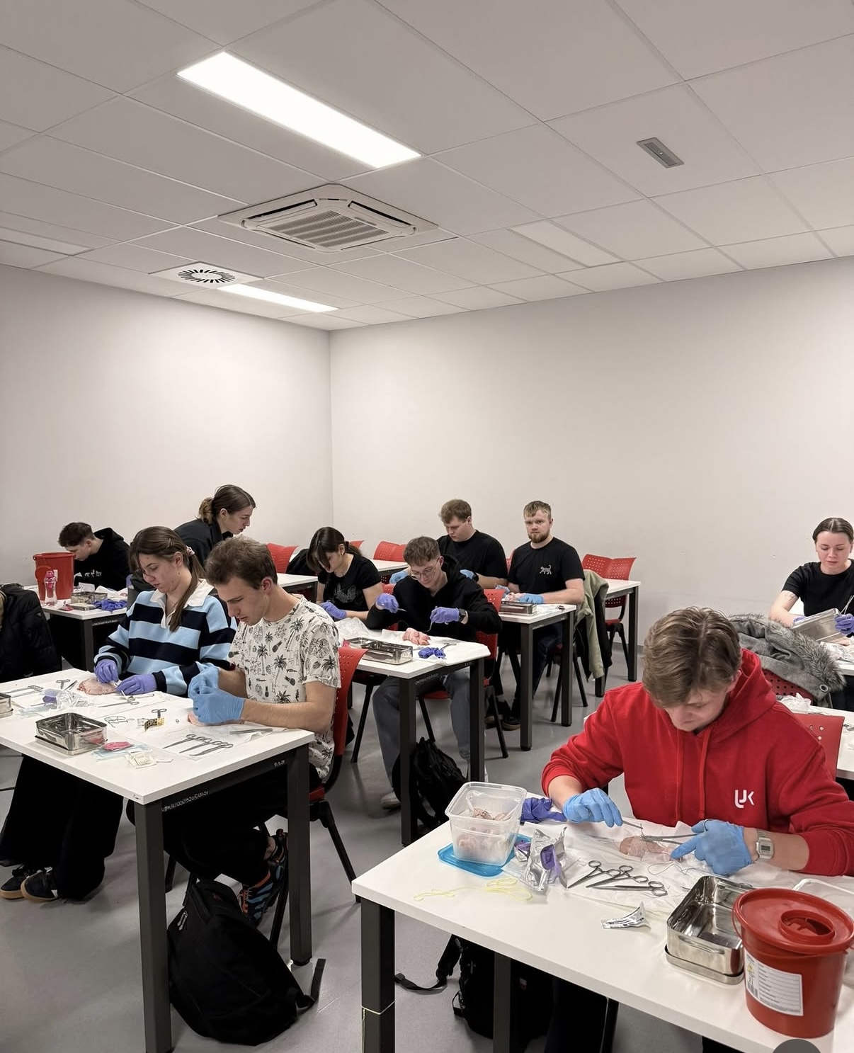 Zdjęcie przedstawia uczestnik&oacute;w wykonujących ćwiczenia praktyczne w sali dydaktycznej. Zajęcia odbywają się z wykorzystaniem specjalistycznych narzędzi, modeli oraz materiał&oacute;w szkoleniowych. Fotografia ukazuje praktyczną naukę umiejętności zawodowych w nowoczesnym środowisku edukacyjnym.