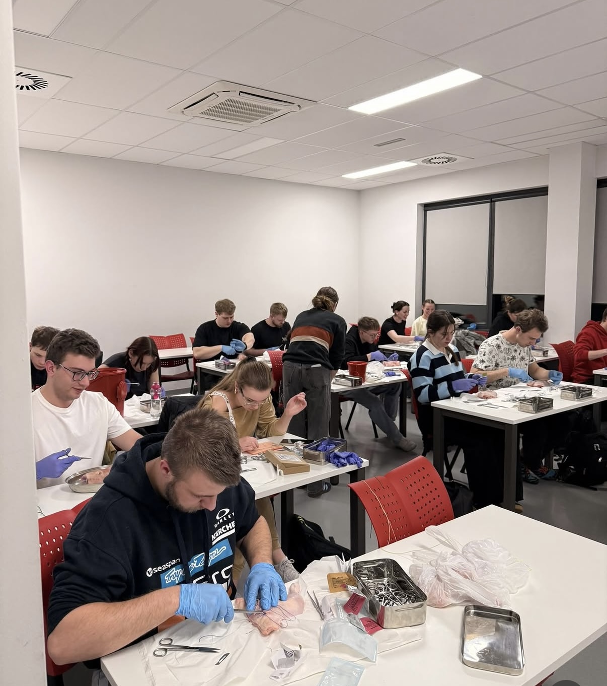Zdjęcie przedstawia uczestnik&oacute;w wykonujących ćwiczenia praktyczne w sali dydaktycznej. Zajęcia prowadzone są z wykorzystaniem specjalistycznych narzędzi, materiał&oacute;w oraz stanowisk laboratoryjnych. Fotografia ukazuje praktyczną naukę umiejętności zawodowych w nowoczesnym środowisku edukacyjnym.