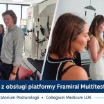 Grafika promuje szkolenie z obsługi platformy Framiral Multitest Equilibre w Pracowni Posturologii Collegium Medicum UJK. Przedstawia uczestników podczas zajęć z wykorzystaniem specjalistycznego sprzętu laboratoryjnego.