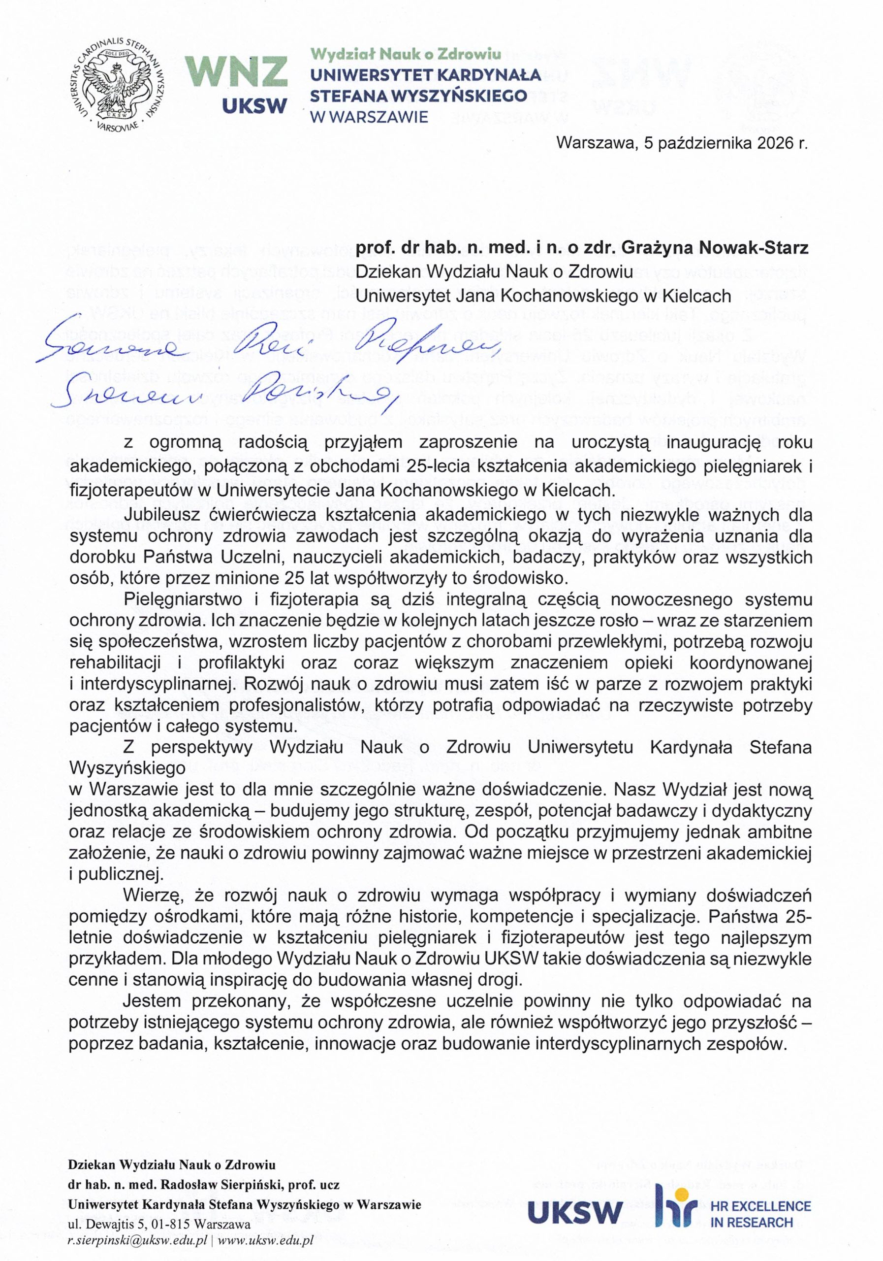 List gratulacyjny Wydziału Nauk o Zdrowiu Uniwersytetu Kardynała Stefana Wyszyńskiego w Warszawie z okazji 25-lecia Wydziału Nauk o Zdrowiu Uniwersytetu Jana Kochanowskiego w Kielcach. W treści zawarto życzenia dalszego rozwoju naukowego oraz kontynuacji wsp&oacute;łpracy między uczelniami. Dokument zawiera odręczny podpis dziekana, dane kontaktowe oraz logotypy UKSW i &bdquo;HR Excellence in Research&rdquo;.